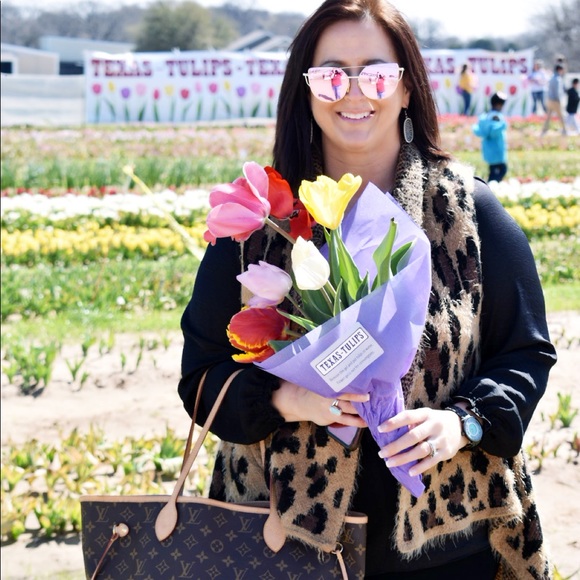 Meet your Posher, Debbie - Picture 2 of 16